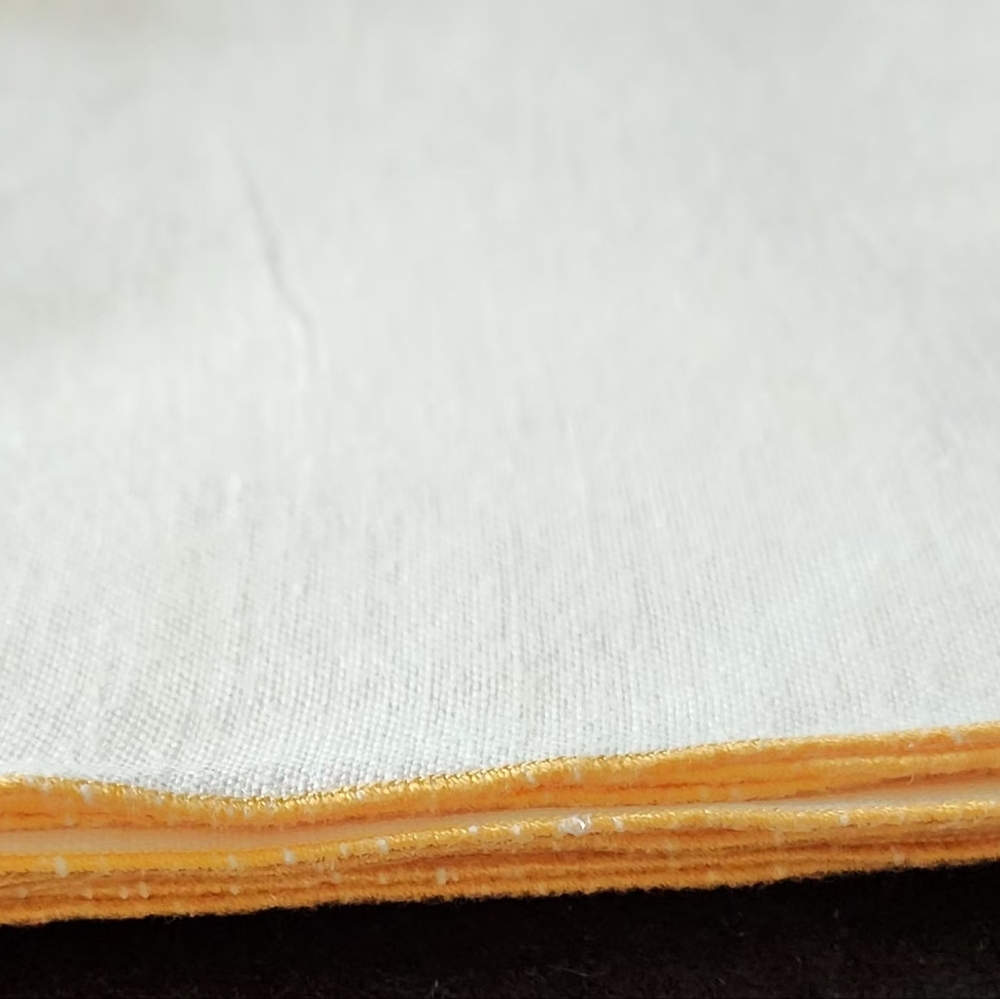 4 WHITE AND MUSTARD CLOTH NAPKINS - Picture 2 of 4